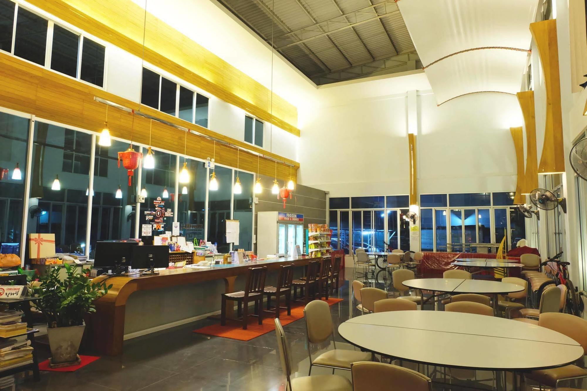 קראבי Riverside Hotel מראה חיצוני תמונה